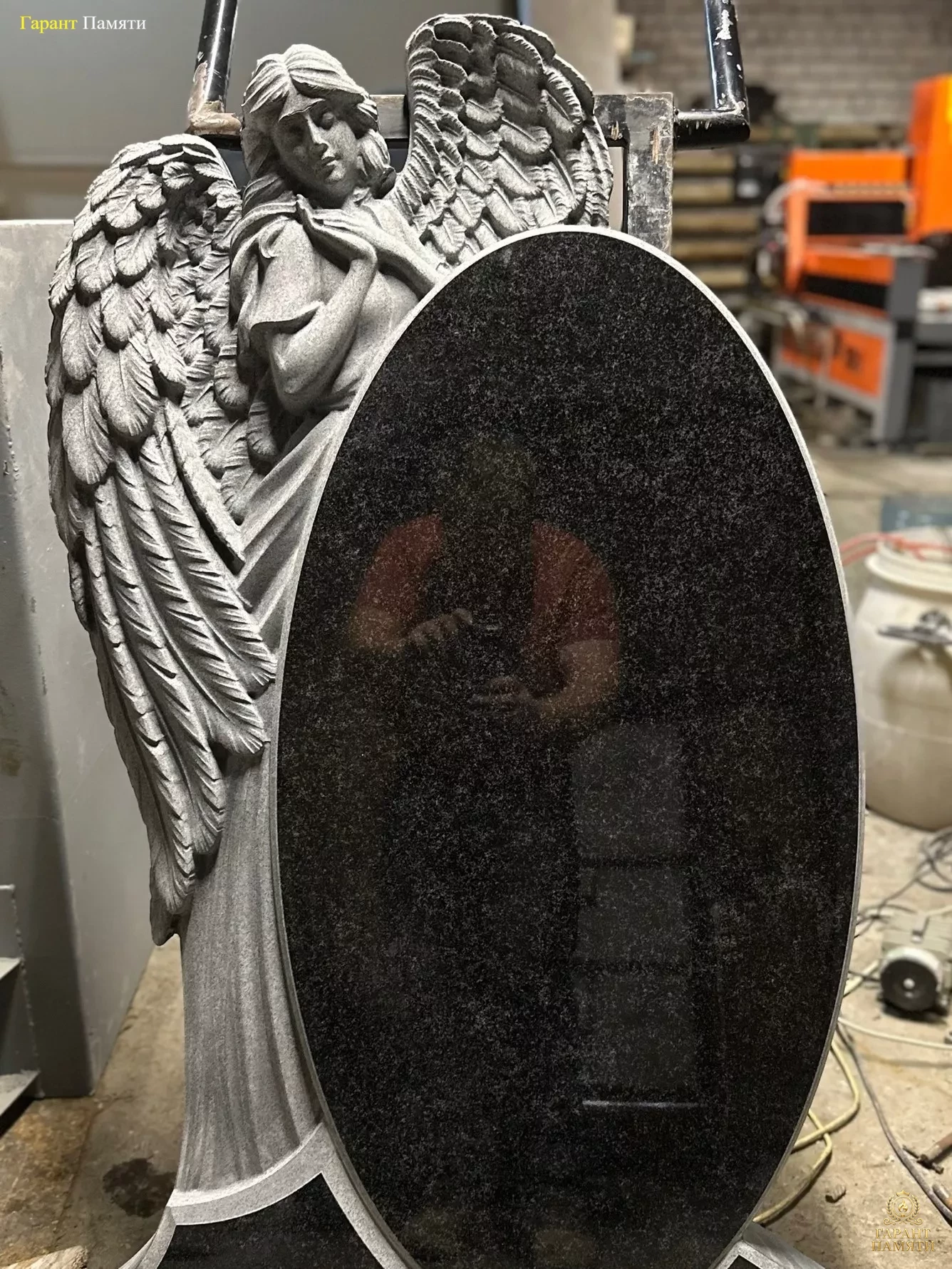 Памятник из гранита Ангел 19
